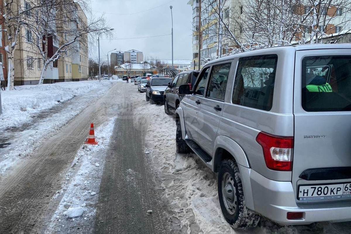 Водитель УАЗ Патриот сбил ребенка во дворе жилого дома в Южно-Сахалинске -  МК Сахалин