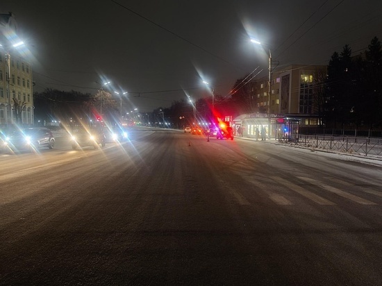 В Орле на красный свет вышла на дорогу девушка и попала под колёса авто