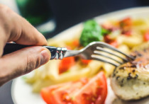 Женщины, которые обедают в компании с кем-то, потребляют больше калорий, чем те, кто ест в одиночестве, показало новое исследование