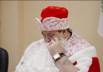 Мэр Саянска Олег Боровский провел итоговое совещание в горадминистрации в костюме Деда Мороза, сообщает RT со ссылкой на телеграм-канал чиновника