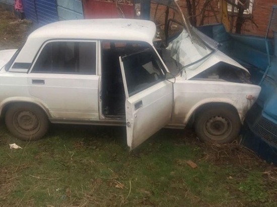 В Кореновском районе водитель "ВАЗа" влетел в забор и погиб