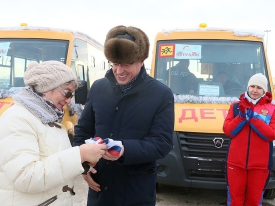 Более 50 новых автобусов вручили школам Омской области