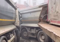 В соцсетях появились видеокадры, на которых снято как в Косовско-Митровице сербы строят баррикады из грузовиков