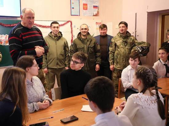 Премьер-министр Дагестана подарил подарки детям Луганска
