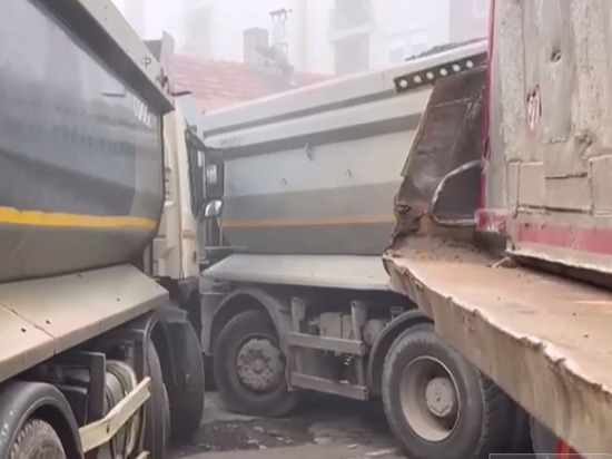 Появилось видео, как сербы в Косово сделали баррикады из грузовиков