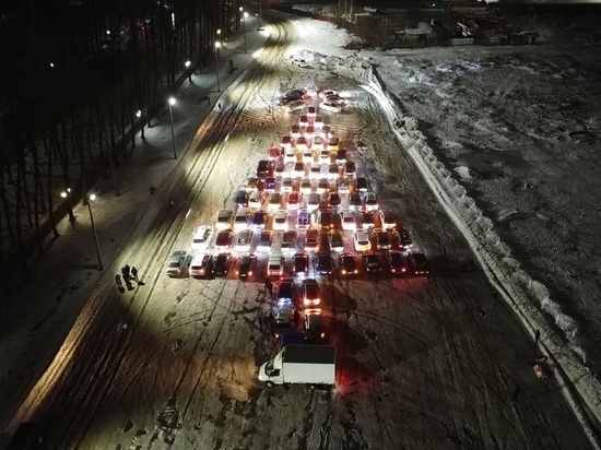 В Тульской области 79 автомобилистов выстроились в новогоднюю ёлку
