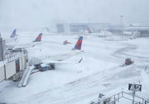 В США тысячи авиарейсов были отменены из-за обрушившейся на страну снежной бури
