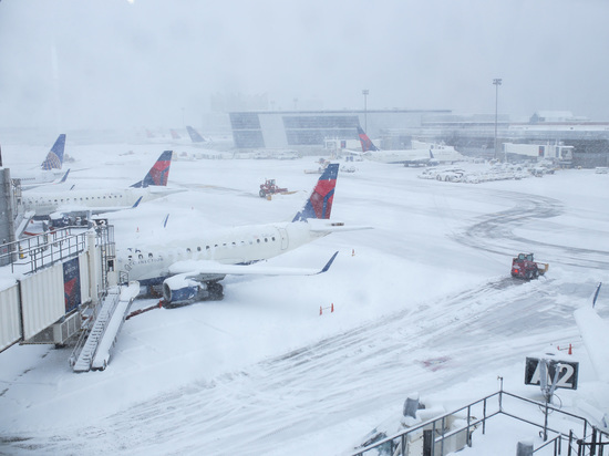 В США из-за снежной бури отменили свыше 5 тысяч рейсов