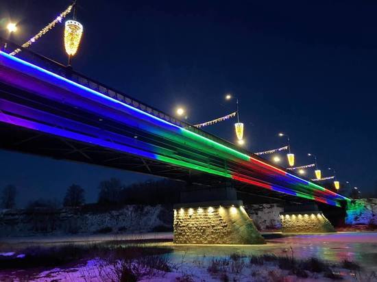 Мост через Лугу в Кингисеппе окрасили яркой подсветкой