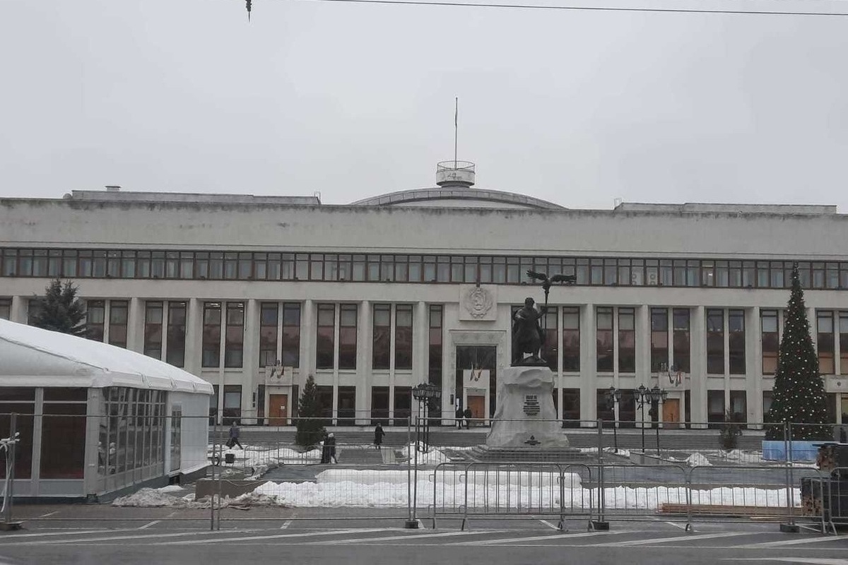 Каток Калуга старый торг. Каток на Старом торге в Калуге. Здание администрации Чуйской области. Калуга каток старый торг регистрация.