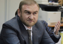 Бывший сенатор от Карачаево-Черкесии Рауф Арашуков и его отец Рауль Арашуков сегодня выслушали в Мосгорсуде приговор