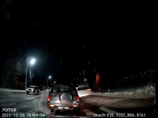 Тверской водитель решил объехать пробку по тротуару, на котором были люди