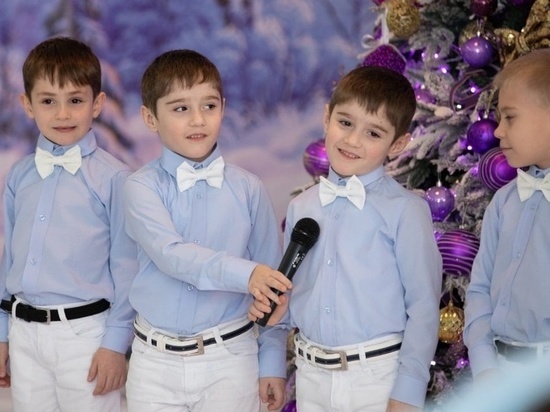 Кадыров показал сыновей-близнецов на утреннике в детсаду