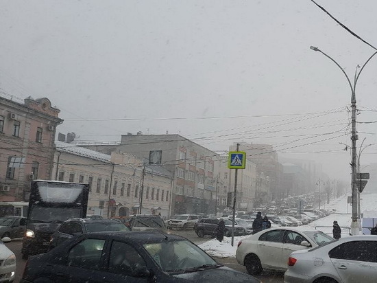 Снегопад привёл к дорожным пробкам в центре Курска