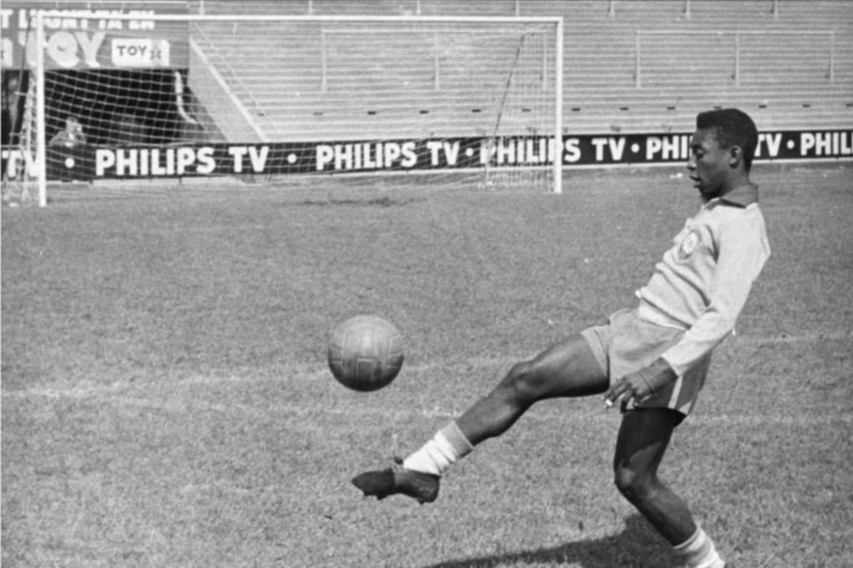 Бразильский "Сантос" разместит на форме корону в честь Пеле