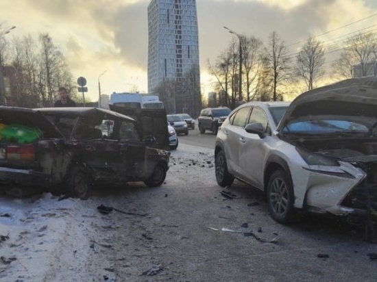 ВАЗ и Лексус столкнулись в Ижевске на ул. Пушкинская