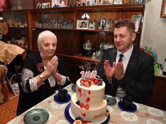 Валентин Демидов поздравил жительницу Белгорода со 100-летним юбилеем