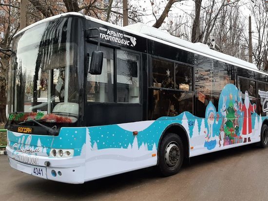 На маршруты по городам Крыма вышли новогодние троллейбусы