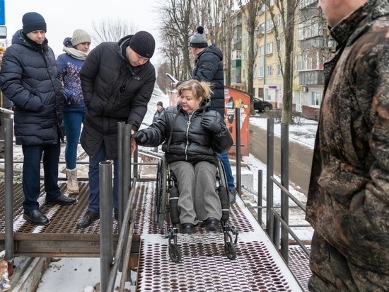В Липецке пандус у остановки «Быханов сад» проверили маломобильные граждане