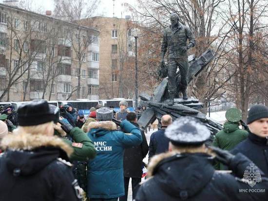 В Москве установили памятник погибшему в Красноярском крае экс-главе МЧС Евгению Зиничеву
