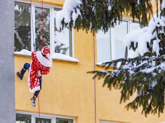 Деды Морозы в Кемерове лазили по окнам, чтобы поздравить детей