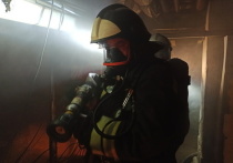 Звено газодымозащитной службы с помощью специальных масок вечером 27 декабря вывело 11 жильцов из задымленного пятиэтажного дома по улице Звездной в Чите