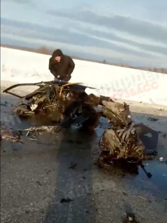 Автомобиль разорвало на части: на кузбасской трассе столкнулись легковушка и автовоз