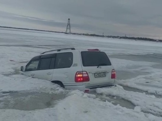 Автомобиль Toyota Land Cruiser Cygnus провалился под лед на реке в Сахалинской области