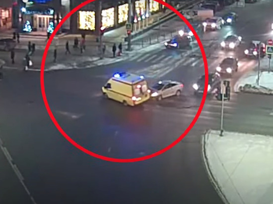 Легковой автомобиль столкнулся с машиной скорой медицинской помощи в Петрозаводске