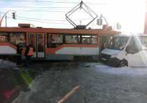 28 декабря в Барнауле, на пересечении Аванесова-Ломоносова произошло дорожно-транспортное происшествие с участием трамвая и маршрутного микроавтобуса