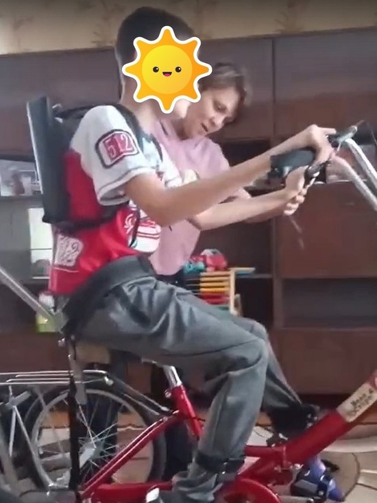 Депутат из ЯНАО подарил специальный велосипед юному северянину с особенностями здоровья