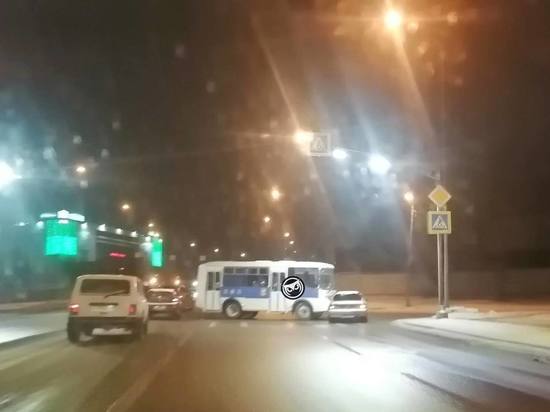 В Пензе на Окружной автобус столкнулся с легковушкой