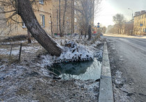 В Чите на улице Нечаева канализационная вода разлилась рядом с домом №8