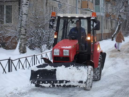 Уборка снега возле мурманской поликлиники обойдется почти в 890 тысяч рублей