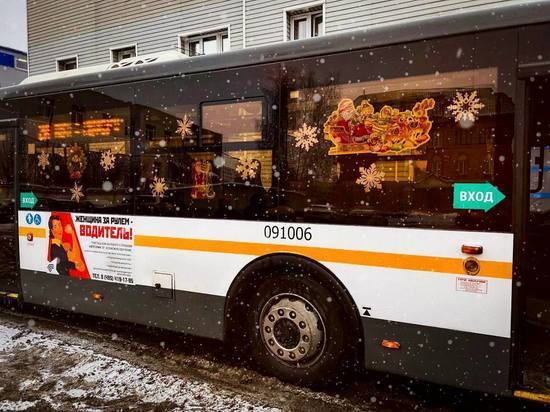 Общественный транспорт украсили к Новому году в Московской области