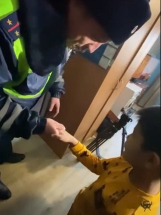 В Улан-Удэ слабовидящему мальчику устроили встречу с полицейским и пожарным