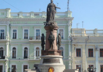 Украинское издание "Думская" сообщило в среду, что в Одессе начался демонтаж памятника российской императрице Екатерине Второй