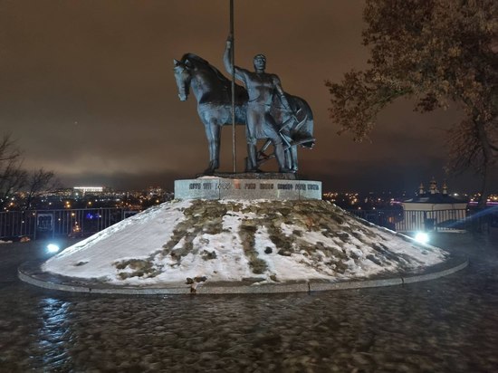 В Пензе подсветили территорию у памятника Первопоселенцу