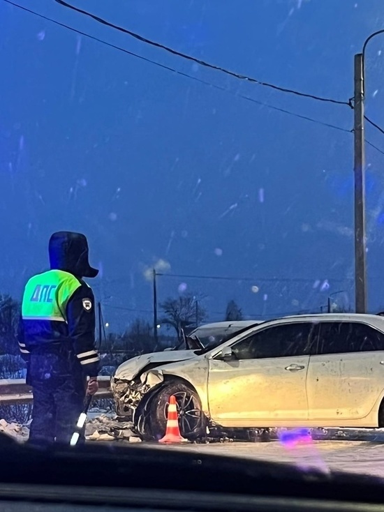 В Курске 28 декабря дорожная авария заблокировала движение на улице Гудкова