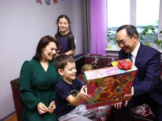 Глава Якутии исполнил желание детей участника СВО