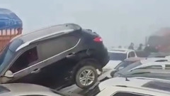В Китае 200 машин столкнулись из-за тумана: видео массового ДТП
