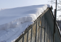 В Кировской области упавший с крыши снег погубил пенсионерку