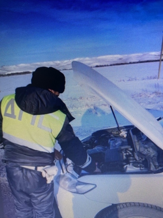 Замерзающему на дороге Казань-Оренбург водителю потребовалась помощь правоохранителей