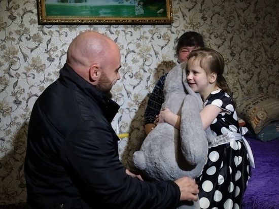 Глава администрации Новомосковска исполнил мечту 9-летней девочки