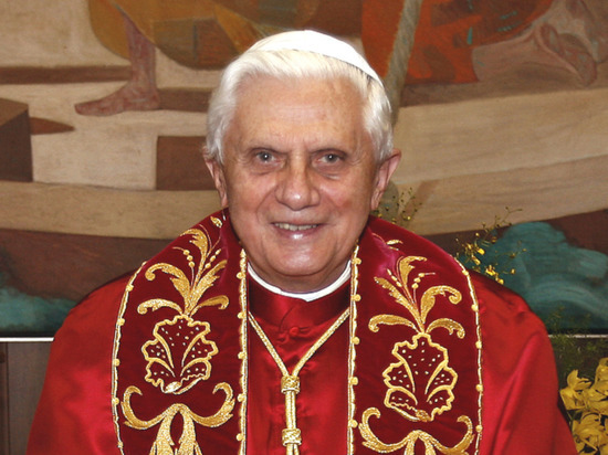 Папа Франциск попросил молиться за 95-летнего Папу Бенедикта XVI