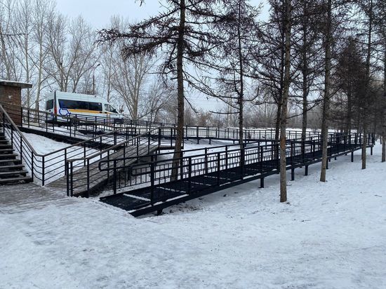 В Красноярске контроллеры протестировали новый пандус для маломобильных граждан в сквере «Одесский»