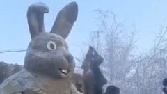 Якутский умелец слепил гигантского кролика из навоза: видео символа года