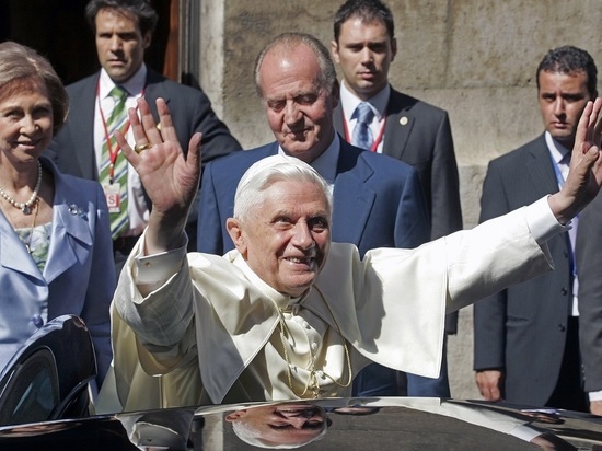 Состояние здоровья бывшего Папы римского Бенедикта резко ухудшилось