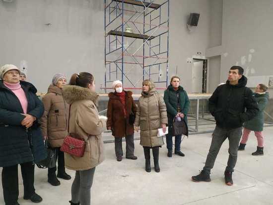 Родители будущих учеников посетили здание школы в костромском поселке Волжский
