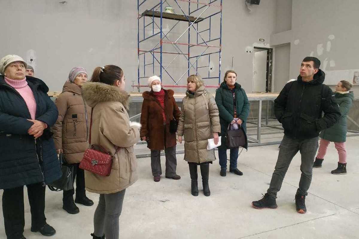 Родители будущих учеников посетили здание школы в костромском поселке Волжский